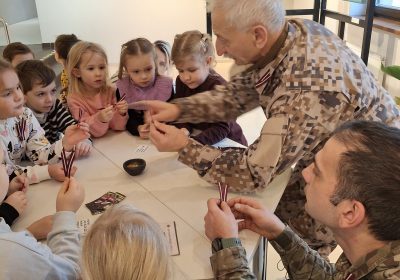 Svētku sarkanbaltsarkano lentīšu locīšana sadarbībā ar LR Zemessardzi