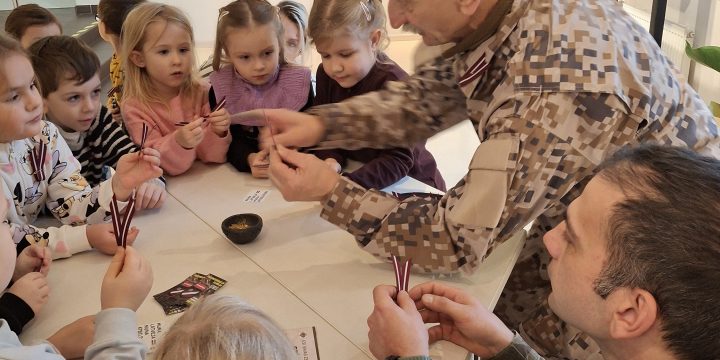 Svētku sarkanbaltsarkano lentīšu locīšana sadarbībā ar LR Zemessardzi