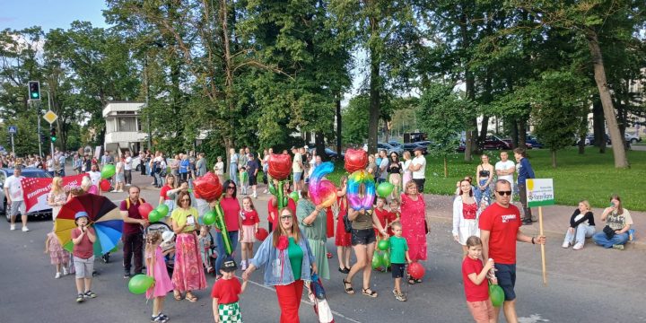 Rēzeknes pilsētas svētku gājiens, svinot Rēzeknes 740. gadadienu
