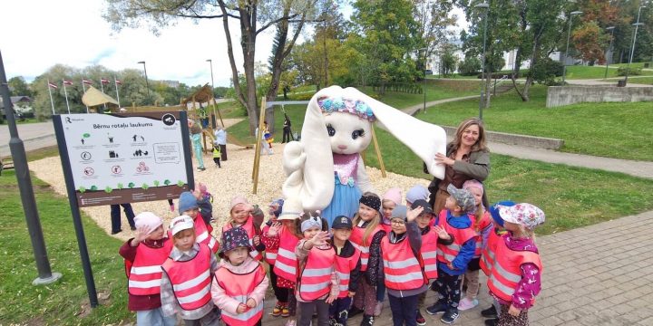 Rotaļu laukuma atklāšana Festivāla parkā